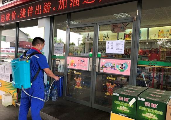 湖南石油第一時間安排向張家界運送防疫及民生物資，物資通過多種渠道順利送抵。自7月下旬以來，張家界石油一邊落實地方防疫政策，一邊抓好民生保供，全市近50座加油站全部營業，40余座易捷便利店商品供應不打烊，全線抗疫保民生，全力以赴助力打贏疫情防控阻擊戰。